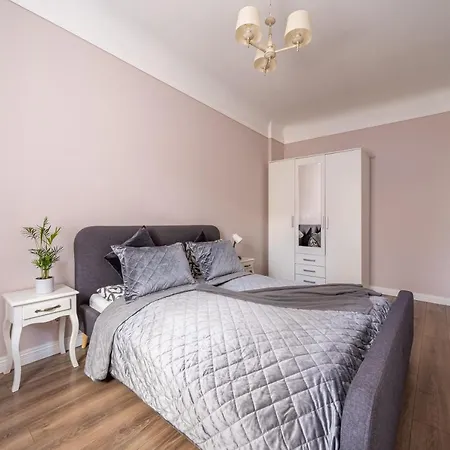 Stylish Latvian Classic 1-bedroom Near Center, Parks & Public Transport Links Апартаменти