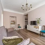 Stylish Latvian Classic 1-bedroom Near Center, Parks & Public Transport Links Apartament