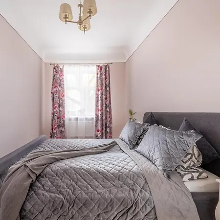 Apartment Stylish Latvian Classic 1-bedroom Near Center, Parks & Public Transport Links