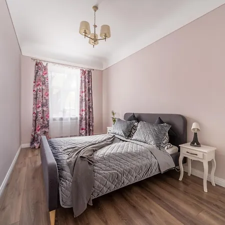 Apartment Stylish Latvian Classic 1-bedroom Near Center, Parks & Public Transport Links