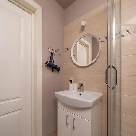 Stylish Latvian Classic 1-bedroom Near Center, Parks & Public Transport Links Apartman