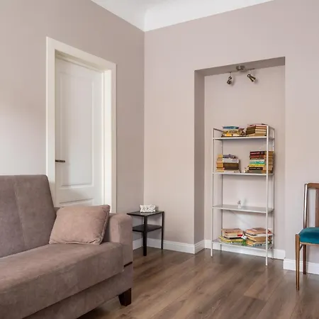 Stylish Latvian Classic 1-bedroom Near Center, Parks & Public Transport Links Apartman *