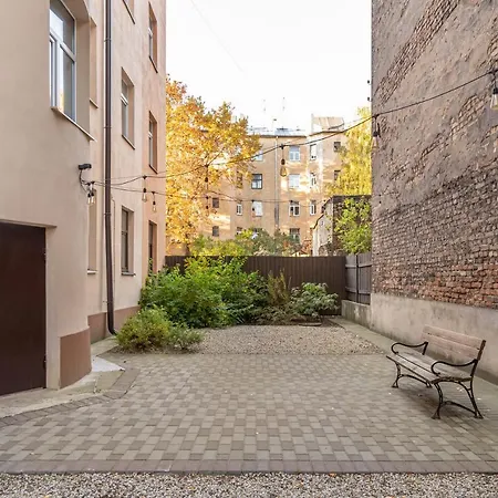 Stylish Latvian Classic 1-bedroom Near Center, Parks & Public Transport Links Apartman